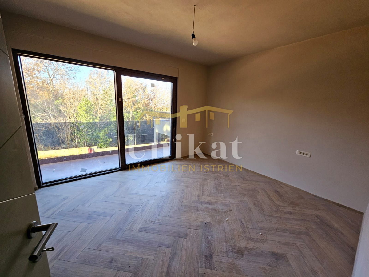 Moderna vrstna hiša s bazenom in pogledom na zelenje, Poreč